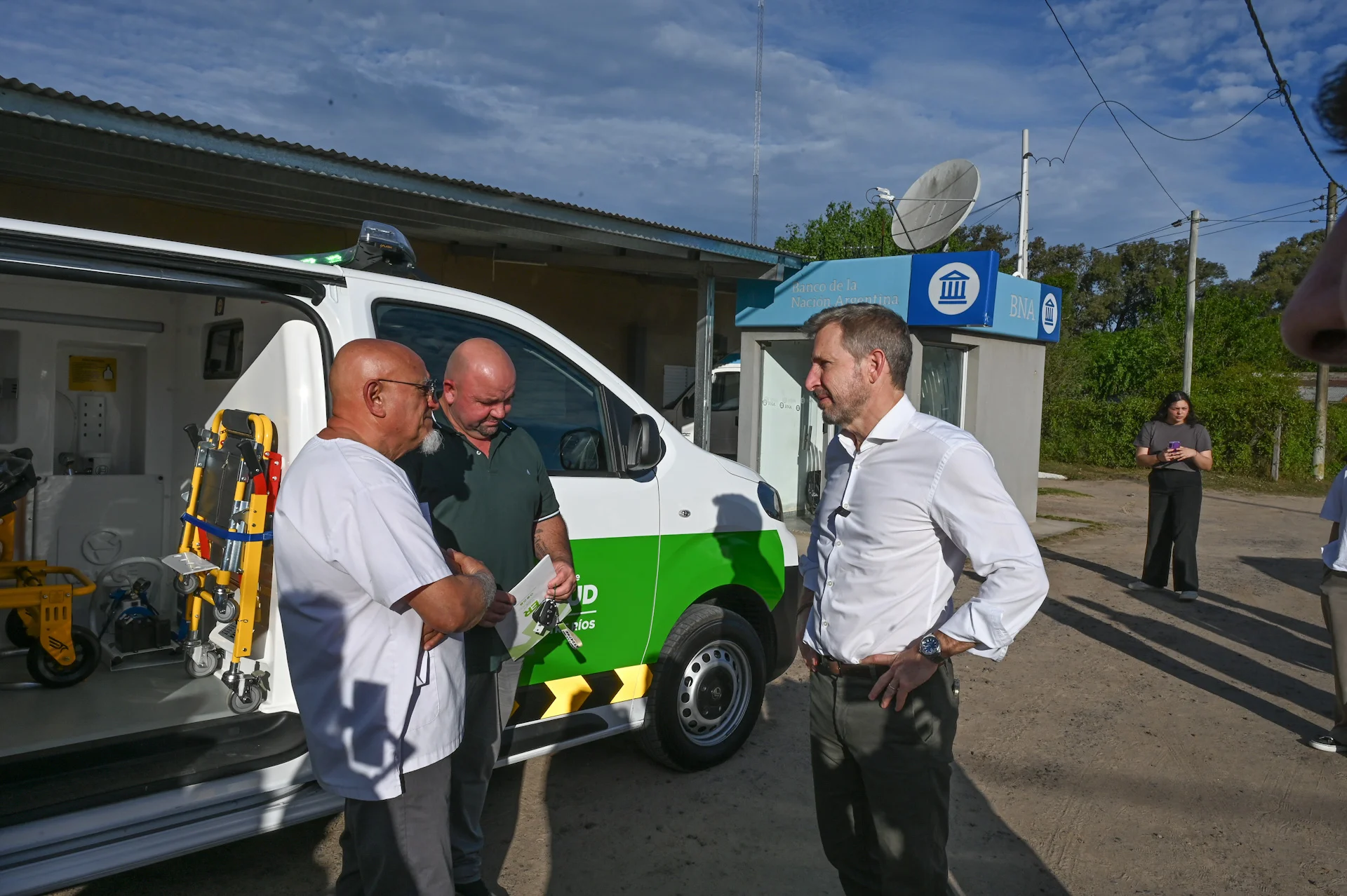 En Ceibas, Frigerio entregó una ambulancia y recorrió obras que se ejecutan en una escuela